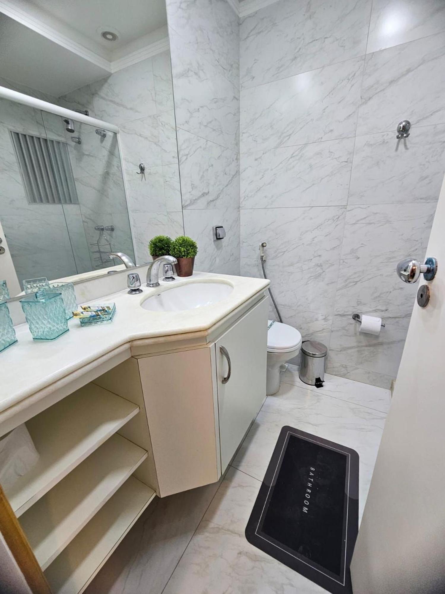 Apartamento Novo. Vista Lateral A Praia, 2 Ou 3 Quartos, Wi Fi, Cozinha Completa E Ar.