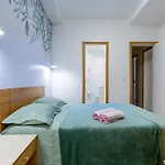 Novo. Vista Lateral Para A Praia, 2 Ou 3 Quartos, Wi Fi, Cozinha Completa E Ar.