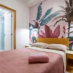 Novo. Vista Lateral Para A Praia, 2 Ou 3 Quartos, Wi Fi, Cozinha Completa E Ar.