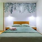 Novo. Vista Lateral Para A Praia, 2 Ou 3 Quartos, Wi Fi, Cozinha Completa E Ar.