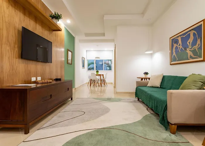 Novo. Vista Lateral Para A Praia, 2 Ou 3 Quartos, Wi Fi, Cozinha Completa E Ar.